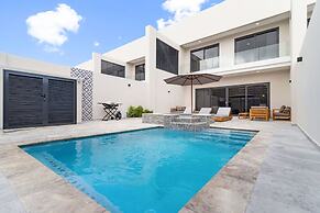 NEW Lux 4BR Villa w Private Pool Walk to Beach