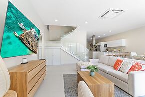 NEW Lux 4BR Villa w Private Pool Walk to Beach