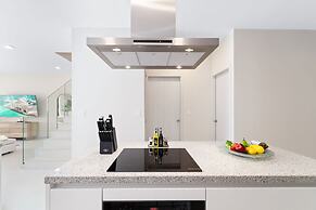 NEW Lux 4BR Villa w Private Pool Walk to Beach