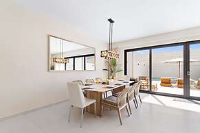 NEW Lux 4BR Villa w Private Pool Walk to Beach