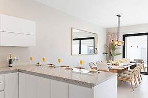 NEW Lux 4BR Villa w Private Pool Walk to Beach