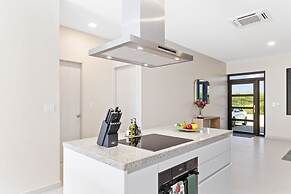 NEW Lux 4BR Villa w Private Pool Walk to Beach