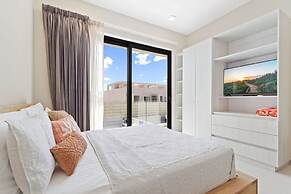 NEW Lux 4BR Villa w Private Pool Walk to Beach