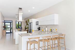 NEW Lux 4BR Villa w Private Pool Walk to Beach