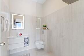 NEW Lux 4BR Villa w Private Pool Walk to Beach