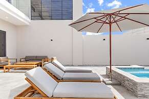 NEW Lux 4BR Villa w Private Pool Walk to Beach