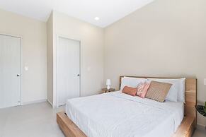 NEW Lux 4BR Villa w Private Pool Walk to Beach