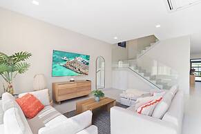 NEW Lux 4BR Villa w Private Pool Walk to Beach