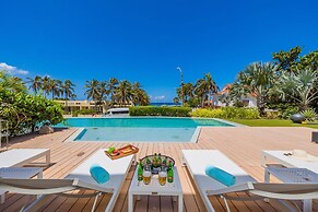 NEW Luxury 4BR Beachfront Villa w Infinity Pool
