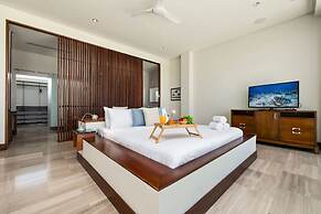 NEW Luxury 4BR Beachfront Villa w Infinity Pool