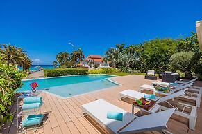 NEW Luxury 4BR Beachfront Villa w Infinity Pool