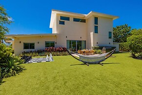 NEW Luxury 4BR Beachfront Villa w Infinity Pool