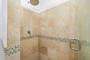 NEW Luxury 4BR Beachfront Villa w Infinity Pool