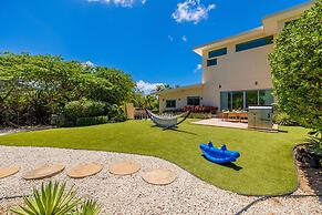 NEW Luxury 4BR Beachfront Villa w Infinity Pool