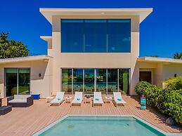 NEW Luxury 4BR Beachfront Villa w Infinity Pool