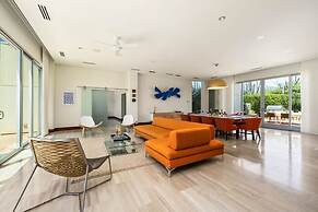 NEW Luxury 4BR Beachfront Villa w Infinity Pool