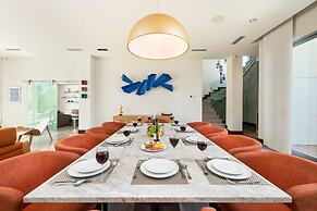 NEW Luxury 4BR Beachfront Villa w Infinity Pool