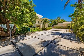 NEW Luxury 4BR Beachfront Villa w Infinity Pool