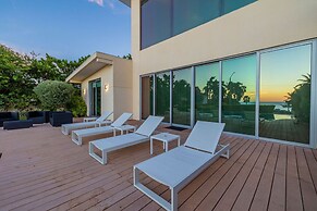 NEW Luxury 4BR Beachfront Villa w Infinity Pool