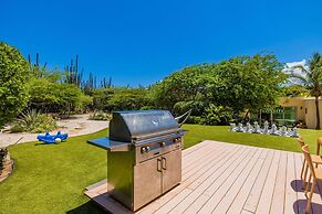 NEW Luxury 4BR Beachfront Villa w Infinity Pool