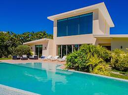 NEW Luxury 4BR Beachfront Villa w Infinity Pool