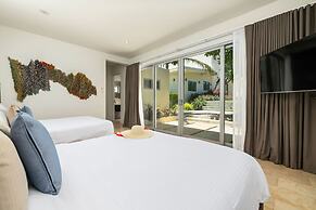 NEW Luxury 4BR Beachfront Villa w Infinity Pool