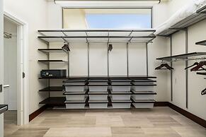 NEW Luxury 4BR Beachfront Villa w Infinity Pool