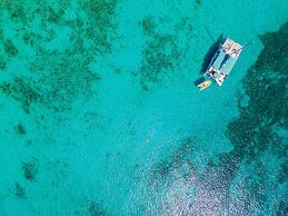 NEW Luxury 4BR Beachfront Villa w Infinity Pool