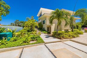 NEW Luxury 4BR Beachfront Villa w Infinity Pool