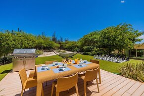 NEW Luxury 4BR Beachfront Villa w Infinity Pool