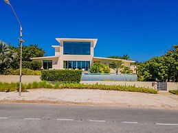 NEW Luxury 4BR Beachfront Villa w Infinity Pool