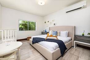 NEW Luxury 4BR Beachfront Villa w Infinity Pool