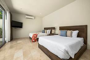 NEW Luxury 4BR Beachfront Villa w Infinity Pool