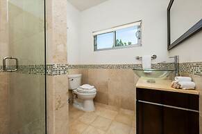 NEW Luxury 4BR Beachfront Villa w Infinity Pool