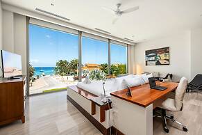 NEW Luxury 4BR Beachfront Villa w Infinity Pool