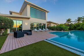 NEW Luxury 4BR Beachfront Villa w Infinity Pool