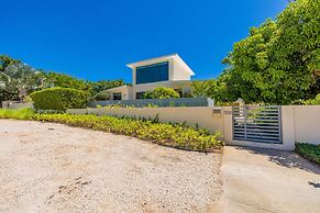 NEW Luxury 4BR Beachfront Villa w Infinity Pool