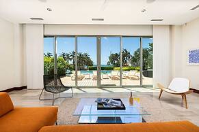 NEW Luxury 4BR Beachfront Villa w Infinity Pool