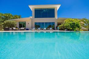 NEW Luxury 4BR Beachfront Villa w Infinity Pool
