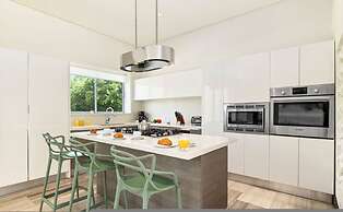 NEW Luxury 4BR Beachfront Villa w Infinity Pool