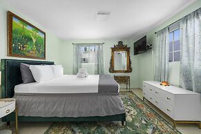 Beautiful 3br4ba Amazing Location w Private Pool