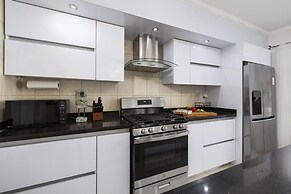 Beautiful 3br4ba Amazing Location w Private Pool