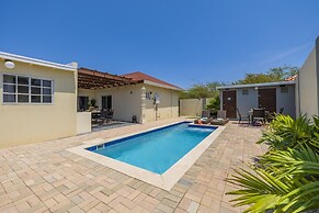 Beautiful 3br4ba Amazing Location w Private Pool