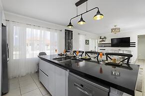 Beautiful 3br4ba Amazing Location w Private Pool