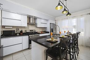 Beautiful 3br4ba Amazing Location w Private Pool