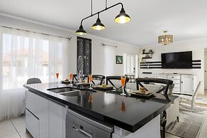 Beautiful 3br4ba Amazing Location w Private Pool