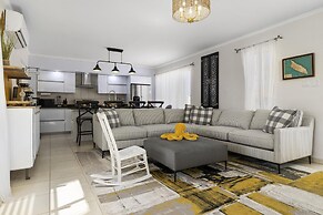 Beautiful 3br4ba Amazing Location w Private Pool