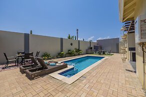 Beautiful 3br4ba Amazing Location w Private Pool