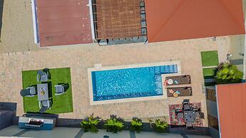 Beautiful 3br4ba Amazing Location w Private Pool