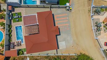 Beautiful 3br4ba Amazing Location w Private Pool